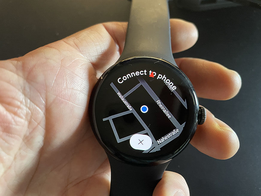 Man sieht Google Maps auf der Pixel Watch.